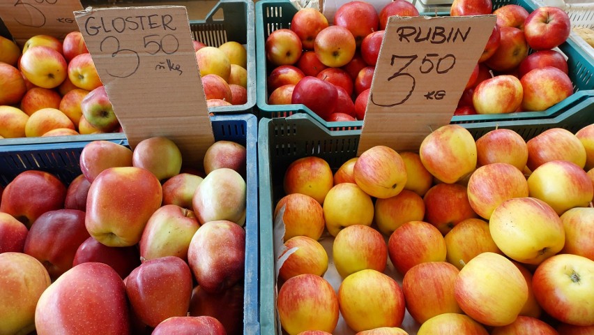 Ceny warzyw i owoców na targowisku w Ostrowcu Świętokrzyskim. Sporo osób robiło zakupy. Zobaczcie zdjęcia 