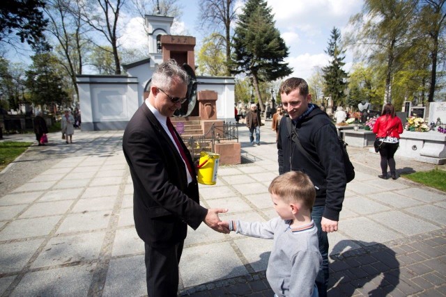 W Wielką Sobotę trwała kwesta na rzecz ratowania zabytkowych grobów na radomskim cmentarzu.
