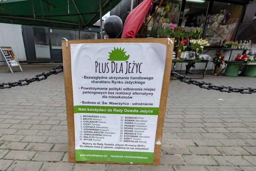 Kilkadziesiąt reklam inicjatywy "Plus dla Jeżyc" pojawiło...