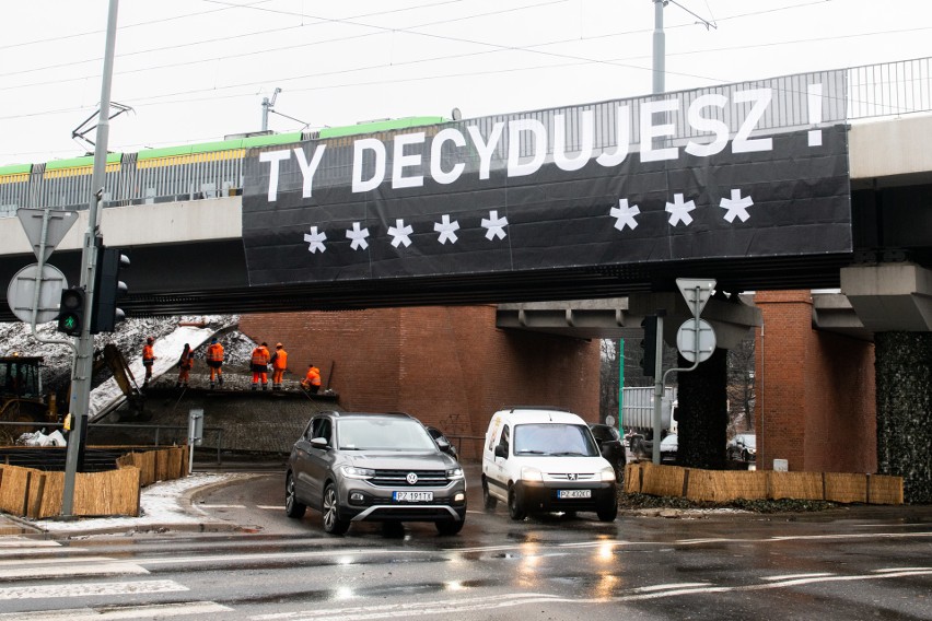 Baner "Ty decydujesz!" wisi na wiadukcie nad ul. Roosevelta...