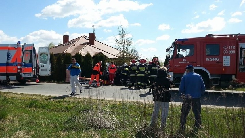 Wypadek pod Wrocławiem. Mężczyzna wjechał w słup, jedna osoba ranna (ZDJĘCIA)