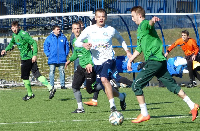 Piłkarzy Stali Stalowa Wola (z piłką Damian Łanucha) czeka jeszcze jeden mecz kontrolny przed rozpoczęciem rozgrywek wiosennych w drugiej lidze, w sobotę zagrają ze Stalą w Kraśniku.