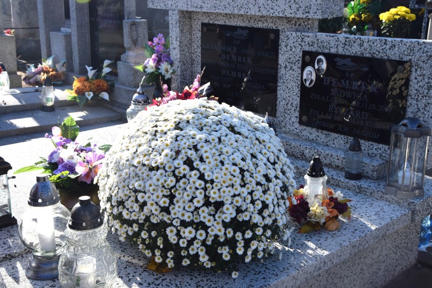 Wszystkich Świętych na cmentarzu parafialnym w Ostrowi Mazowieckiej. Tak wyglądał 1.11.2023