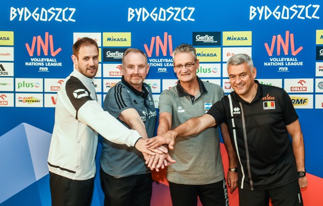 Jacek Nawrocki (drugi z lewej) jest dobrej myśli przed turniejem Siatkarskiej Ligi Narodów Kobiet w Bydgoszczy