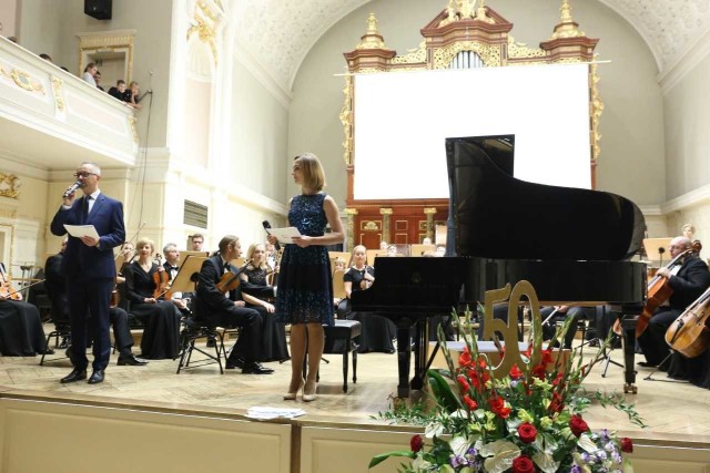 Marlena Gnatowicz-Drobnik i Piotr Niewiedział witają gości koncertu