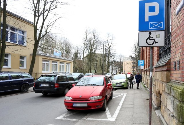 Obecnie za bezprawne zajmowanie miejsca parkingowego przeznaczonego dla osoby niepełnosprawnej zapłacimy 800 złotych kary. Mandat ma być sposobem na niektórych kierowców.