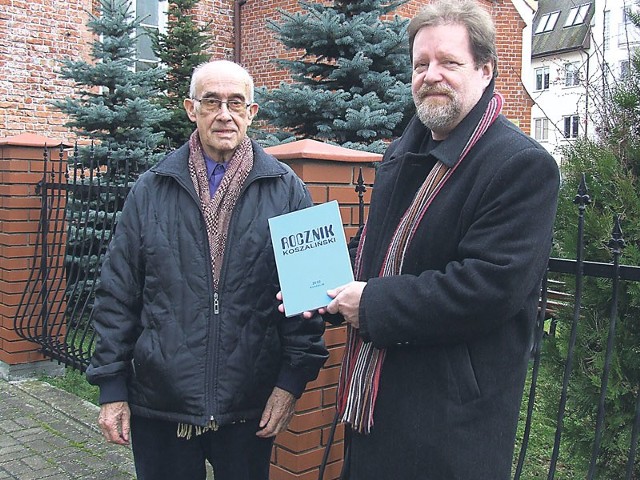 Najnowszy "Rocznik Koszaliński&#8221; przynieśli do naszej redakcji członkowie kolegium redakcyjnego: Jerzy Rudzik (z lewej) i Jerzy Banasiak.