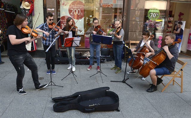 Grający latem na toruńskiej starówce młodzi muzycy zarabiają w ten sposób na wakacyjny wypoczynek