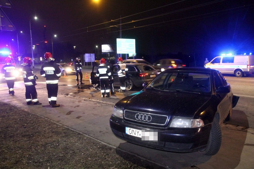 Wypadek na Krakowskiej. Audi A6 uciekało przed policją i uderzyło w Audi A4 [ZDJĘCIA]