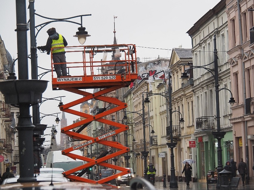 Świąteczne dekoracje znikają z ulicy Piotrkowskiej w Łodzi....