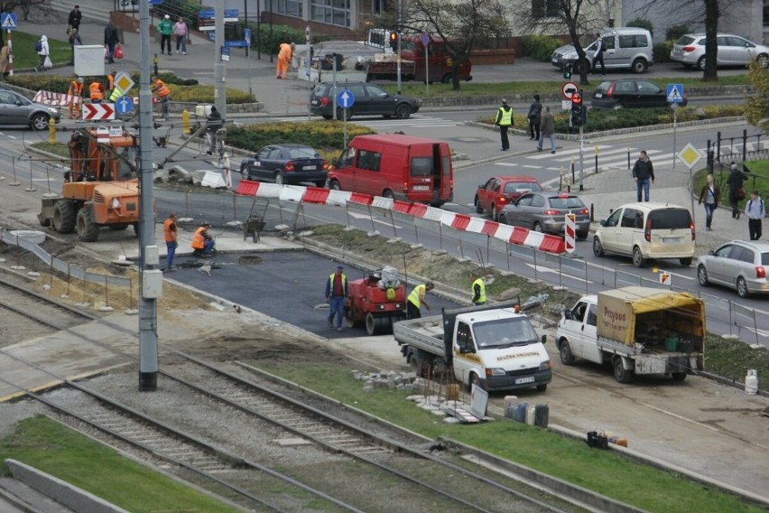 W piątek robotnicy układali nawierzchnię bitumiczną na...