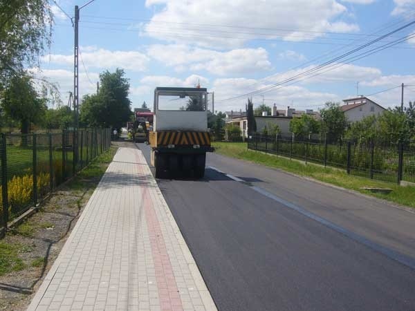 Utrudnienia na trasie Niechobrz-BoguchwalaDrogowcy kladą nowy asfalt na trasie z Niechobrza do Boguchwaly