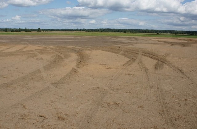 W poniedziałek rano otrzymano zgłoszenie o zniszczeniu nawierzchni płyty pasa startowego lotniska w powiecie hajnowskim.