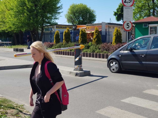 Na parkingu przed targowiskiem miejskim przy Szosie Chełmińskiej przed wjazdem i przy wyjeździe stoją szlabany