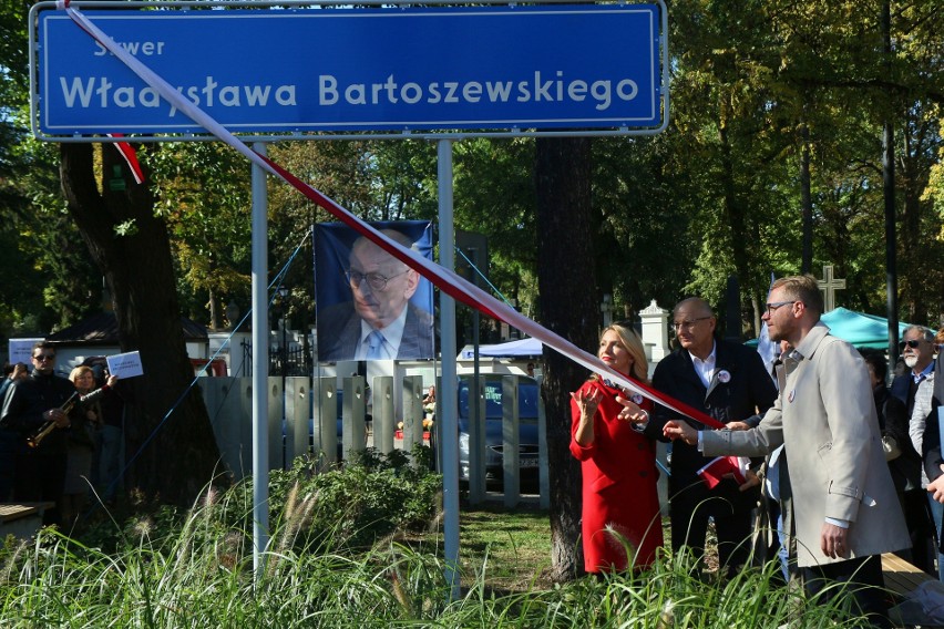 Plac przed wejściem na cmentarz przy ul. Lipowej oficjalnie nosi imię prof. Władysława Bartoszewskiego