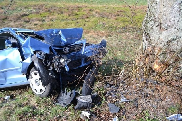 Śmiertelny wypadek w Kameli (pow. kartuski)17 maja rano w miejscowości Kamela (gmina Somonino). Volkswagen polo uderzył w drzewo. Nie żyje 35-letnia kobieta. Jedna osoba została odwieziona do szpitala. Czytaj więcej: Śmiertelny wypadek w Kameli (pow. kartuski). Auto uderzyło w drzewo, nie żyje kobieta [ZDJĘCIA]