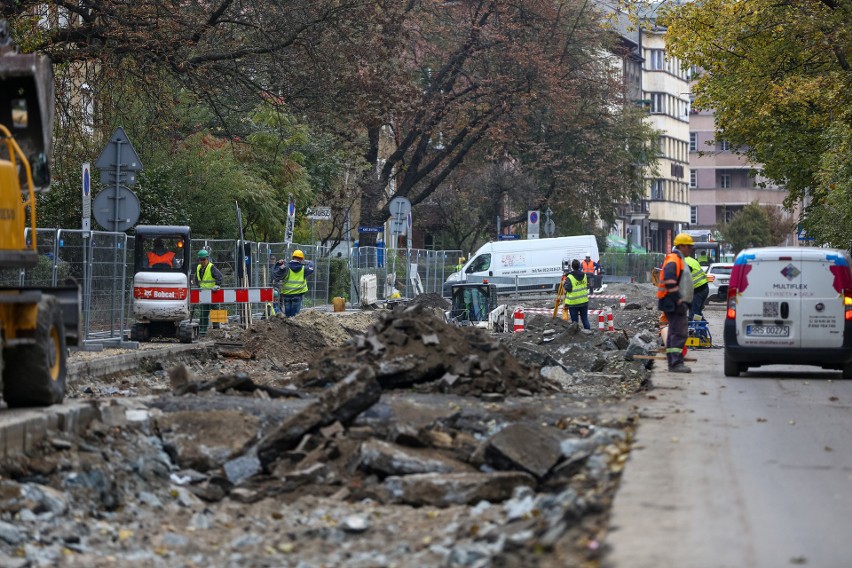 Na remontowanej ul. Królewskiej zrywają kostkę. Mieszkańcy: ależ ona jest cenna i zabytkowa!