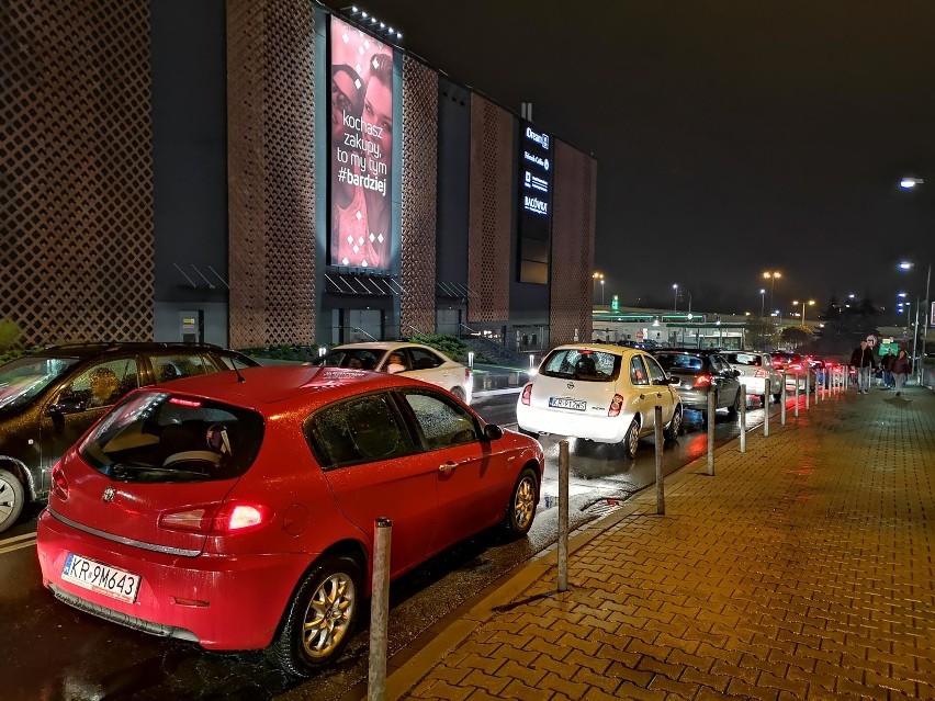 Kraków. Dwa dni bez handlu paraliżują miasto. Przed centrami handlowymi tworzą się gigantyczne korki [ZDJĘCIA]