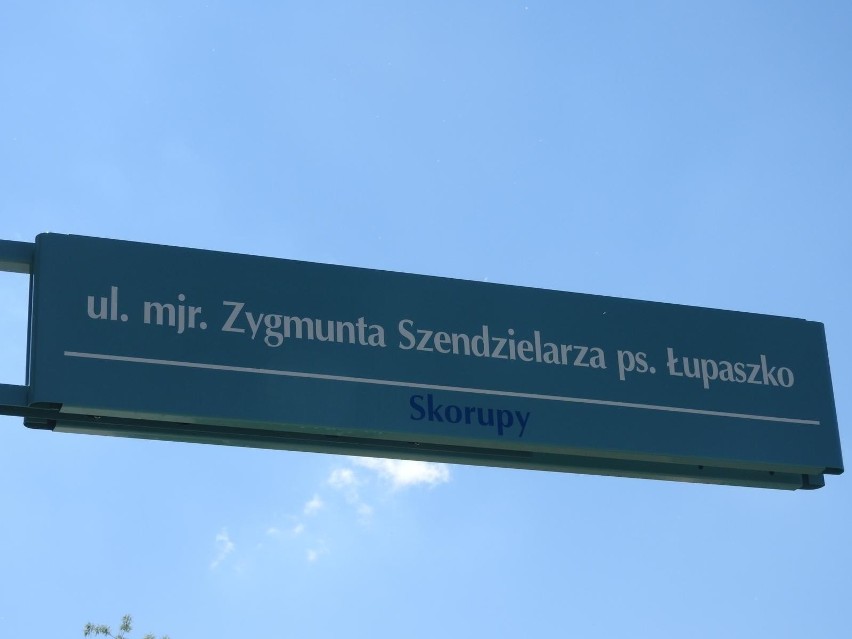 Ulica Łupaszki znajduje się na Skorupach. Z jednej strony...