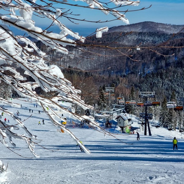 Miłośnicy białego szaleństwa w Małopolsce zachodniej nie muszą jechać daleko, by poszusować na nartach czy snowboardzie