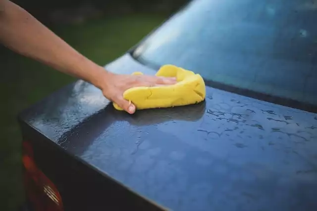 Straż miejska zwraca uwagę, że mandat można dostać za mycie samochodu na podwórku lub chodniku, nawet na terenie prywatnym