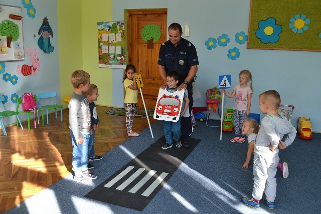 Policjanci z nakielskiego zespołu  do spraw profilaktyki społecznej, nieletnich i patologii  spotykają się z dziećmi, by uczyć ich m.in. jak bezpiecznie korzystać z dróg. Ostatnio zawitali m.in. do Przedszkola nr 1 „Tęczowe wzgórze” w Nakle. Maluchy miały okazję  poznać w praktyce przepisy ruchu drogowego. Policjanci pokazali im jak wyglądają najważniejsze znaki drogowe i omówili ich znaczenie. Uczyli także dzieci prawidłowego przechodzenia przez jezdnię. Przedszkolaki już wiedzą, że można to zrobić bezpiecznie tylko w wyznaczonych miejscach. Ćwiczenia praktyczne odbywały się w tzw. mini miasteczku ruchu drogowego, które policjanci (st. sierż. Zofia Wrzeszcz oraz sierż. szt. Marcin Górak z KPP w Nakle)  przywieźli z sobą do przedszkola. Zanim wszyscy stanęli do pamiątkowej fotografii policjanci obdarowali jeszcze dzieci odblaskami.Pogoda na dziś:***