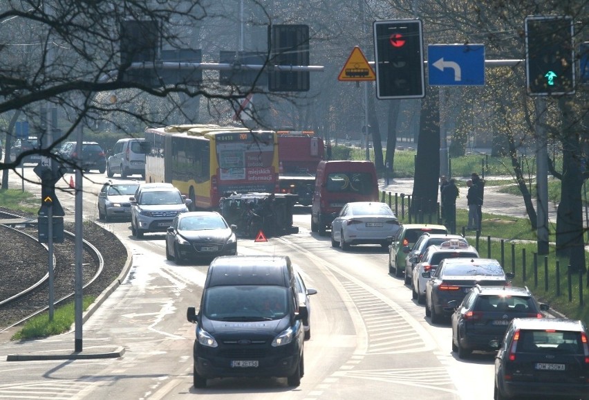 Wypadek przy zoo. Pojazd do zamiatania ulic wywrócił się na bok