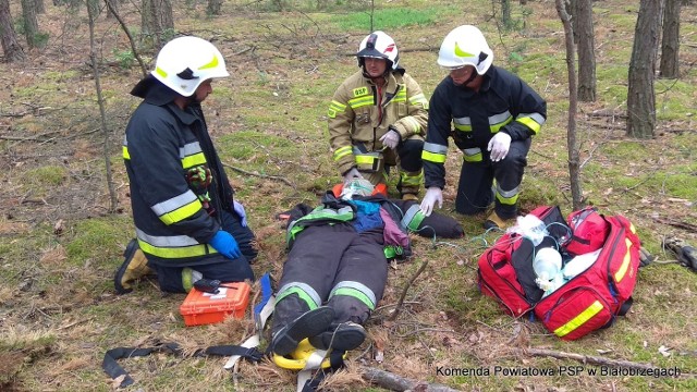 W czasie ćwiczeń strażacy trenowali także udzielanie pierwszej pomocy przedmedycznej osobie poszkodowanej.