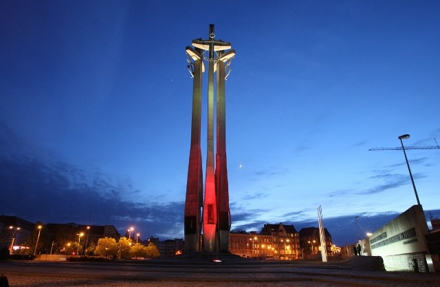 Biało-czerwone iluminacje na obiektach w Gdańsku. Na zdjęciu Pomnik Poległych Stoczniowców