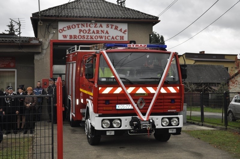 Strażacy z Broszkowic dostali wóz ratowniczo-gaśniczy. Nie jest z salonu, ale dla nich jest jak nowy
