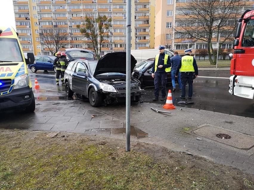 Wypadek dwóch aut na bydgoskim Szwederowie [zdjęcia]