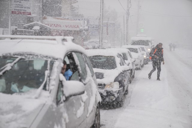 Grecja. Śnieżyca "Elpida" sparaliżowała Ateny. Ludzie zostali uwięzieni w samochodach. Do akcji wkroczyła armia