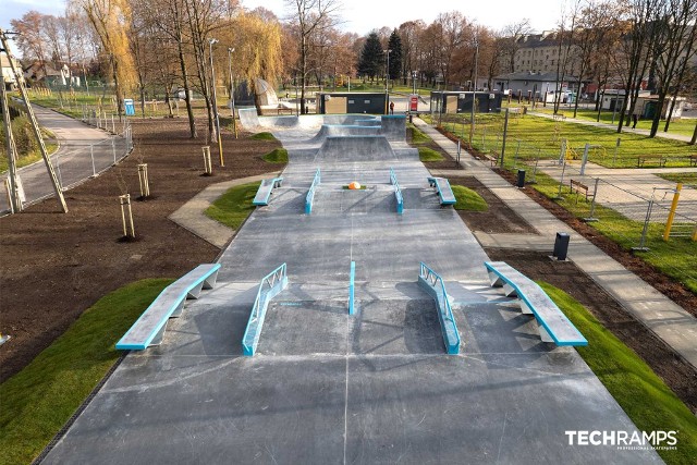 Nowy skatepark betonowy w Brzeszczach przy ulicy Obozowej. Projekt: Slo Concept, Wykonanie i budowa: Techramps