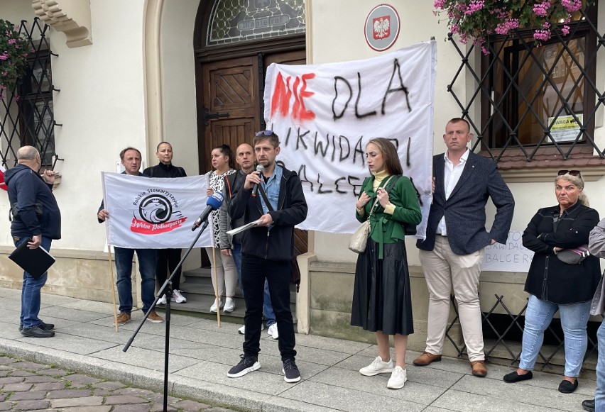 Gorąco przed sesją pod Ratuszem. Kupcy protestowali przeciw oddaniu placu Balcerowicza w ręce dewelopera [WIDEO]