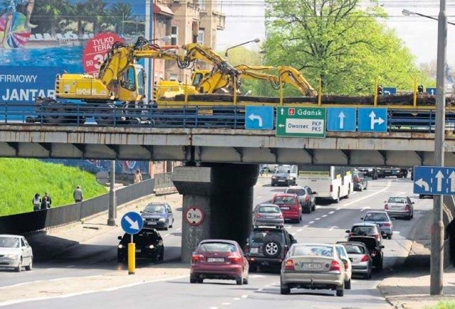 PKP PLK modernizuje rozjazdy na trasie kolejowej Słupsk- Sławno. Ma to poprawić bezpieczeństwo i prędkość przejazdu. Do 13 maja, zamiast pociągi, pasażerów wożą autobusy.