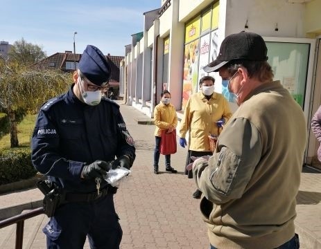 W Rzepinie policjanci i pracownicy urzędu miasta rozdawali...