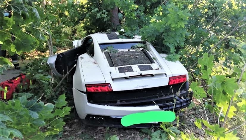 Lamborghini zostało uderzone bokiem przez forda fiestę i oba...