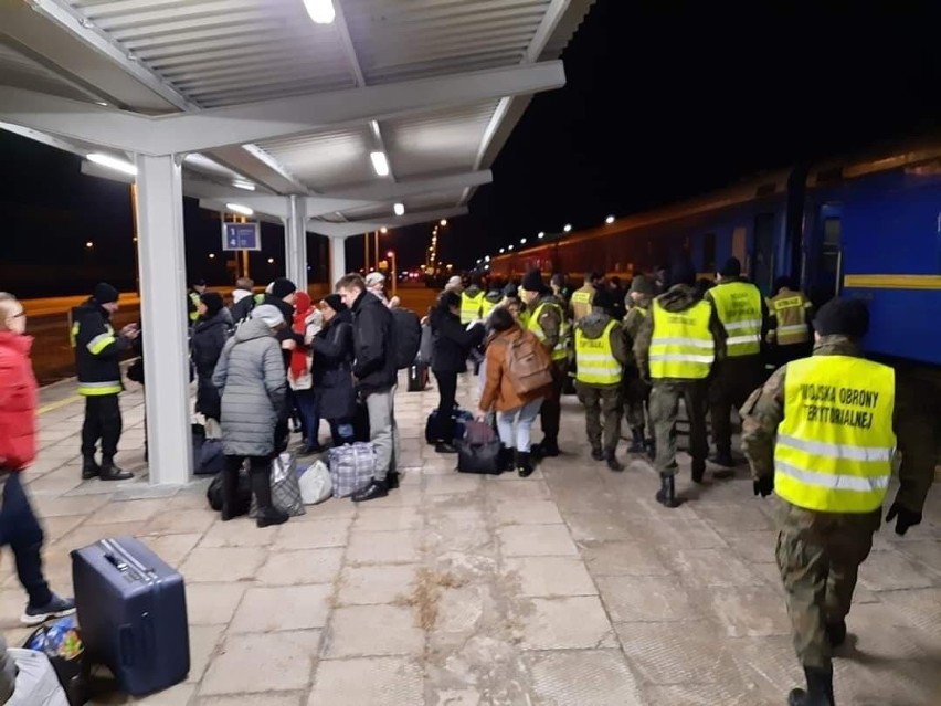 Ponad 1000 uchodźców z Ukrainy przyjechało w nocy pociągiem do Sędziszowa. Zostali zakwaterowani w hali sportowej. Zobaczcie zdjęcia i film