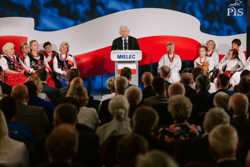 Jarosław Kaczyński kontynuuje spotkania z Polakami. Ujawnił, kiedy będzie spadać inflacja [ZDJĘCIA]