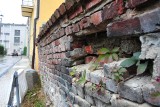Remont zabytkowego muru przy ul. Fortecznej w Krośnie odsunięty w czasie. Podjęcie prac budowlanych groziło katastrofą