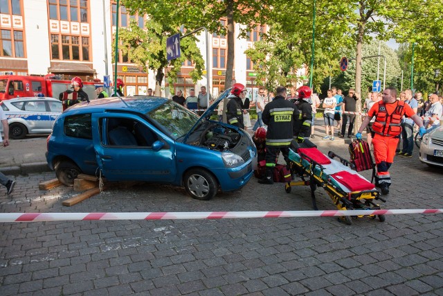 Do tragicznego wypadku doszło 27 czerwca 2016 roku wczesnym wieczorem w centrum Słupska. Jadwiga K. zginęła pod kołami samochodu, w którym jechała jako pasażerka. Po zderzeniu pojazdów ofiara wypadła z auta, znalazła się pod podwoziem obracającego się samochodu, który przejechał wysoki krawężnik, chodnik i zatrzymał się na parkingu