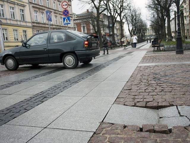 Zniszczone płyty przy przejeździe z ul. Wileńskiej w ul. Wojska Polskiego.