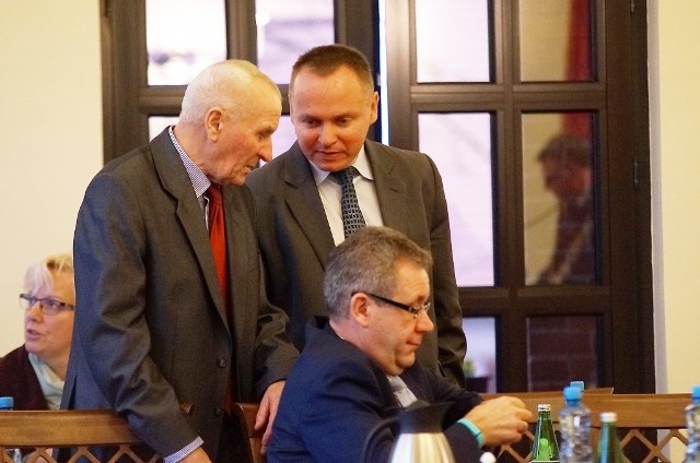 Stoją od lewej: Grzegorz Piński, przewodniczący komisji porządku publicznego i Rafał Lewandowski, przewodniczący komisji sportu. Siedzi Janusz Radzikowski, przewodniczący komisji uzdrowiskowej