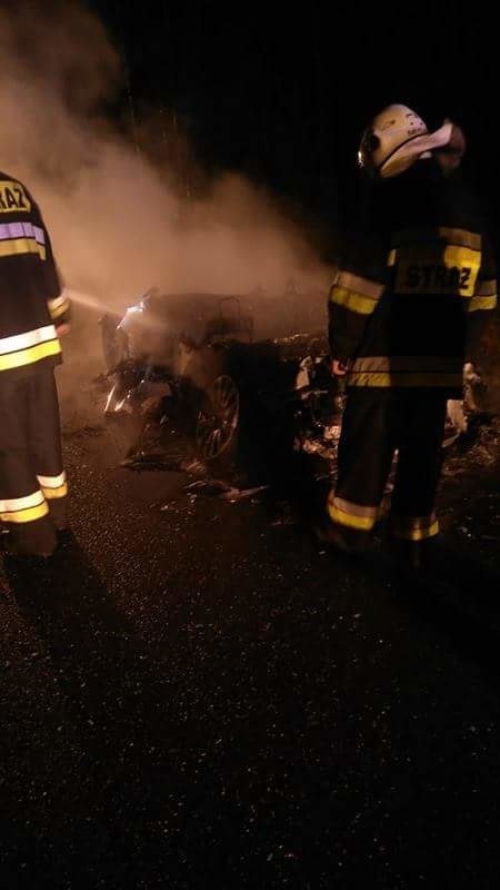 Tworóg: Samochód doszczętnie spłonął na drodze[ZDJĘCIA]