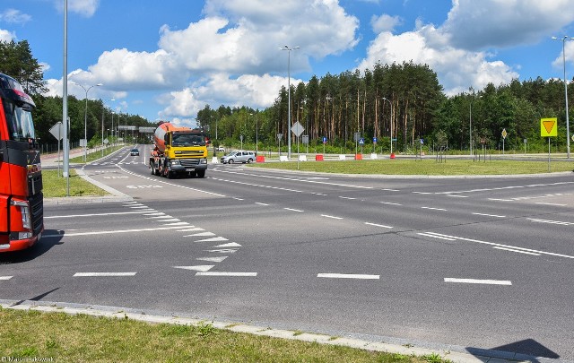 - Wyłoniony w przetargu wykonawca zajmie się przygotowaniem dokumentacji projektowej oraz budową sygnalizacji świetlnej - mówi Kamila Busłowska z Biura Komunikacji Społecznej w białostockim magistracie. - Zaprojektuje i wybuduje przyłącza energetyczne oraz kanalizację teletechniczną. Zadba także o zainstalowanie urządzeń światłowodowych. Zostaną tam również zainstalowane co najmniej dwie kamery.