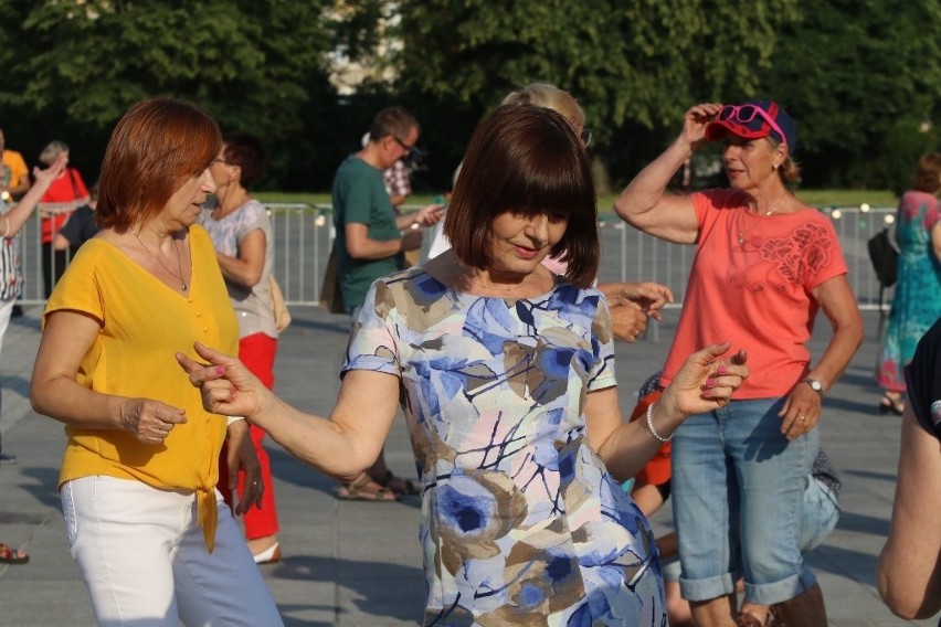 Plac Wolności zamienił się w parkiet. Wielka potańcówka we Wrocławiu (ZDJĘCIA)