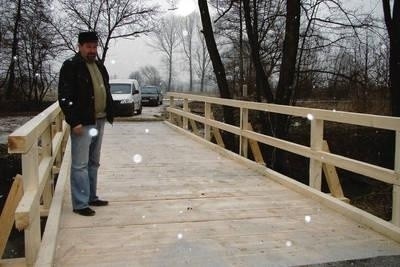 Bogdan Francuz na moście, który połączy drogę prowadzącą do posesji Cebulskich z ulicą Podgórze Fot. Aleksander Gąciarz