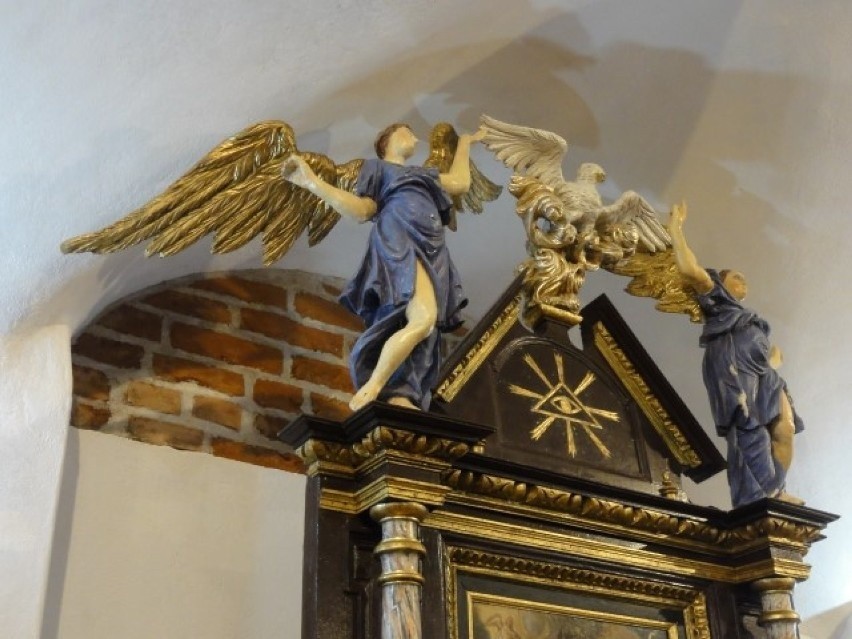 W kaplicy znajduje się ołtarz z połowy XVII stulecia