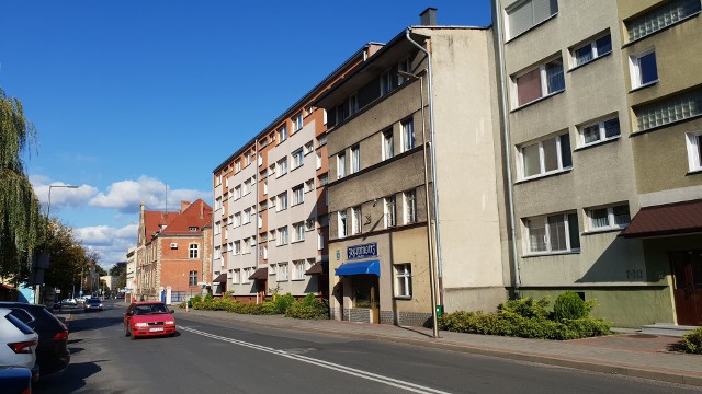 Kamienica przy ul. Marka Prawego w Strzelcach Opolskich (pierwsza z prawej) stoi blisko centrum miasta.
