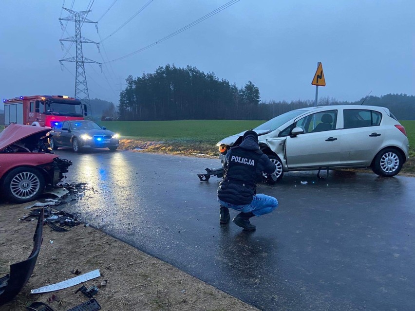 Dobrzyjałowo. Zderzenie czołowe aut. Pięć osób trafiło do szpitala